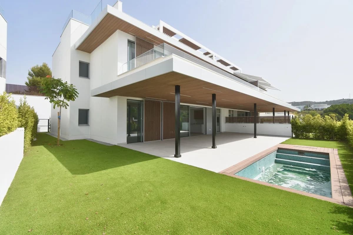 4 Bedroom Ground Floor Apartment for Sale in Marbella, Málaga