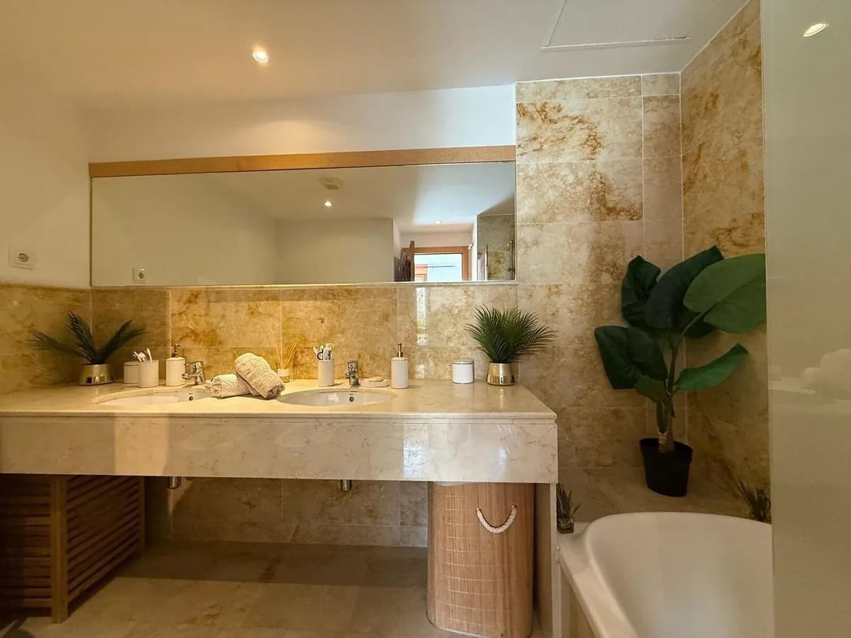 3 Bedroom Middle Floor Apartment for Sale in Altos de los Monteros, Málaga - Image 8
