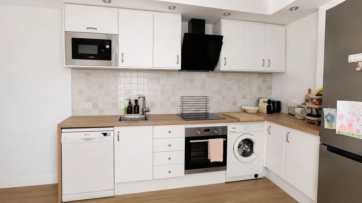 2 Bedroom Middle Floor Apartment for Sale in San Luis de Sabinillas, Málaga - Image 4
