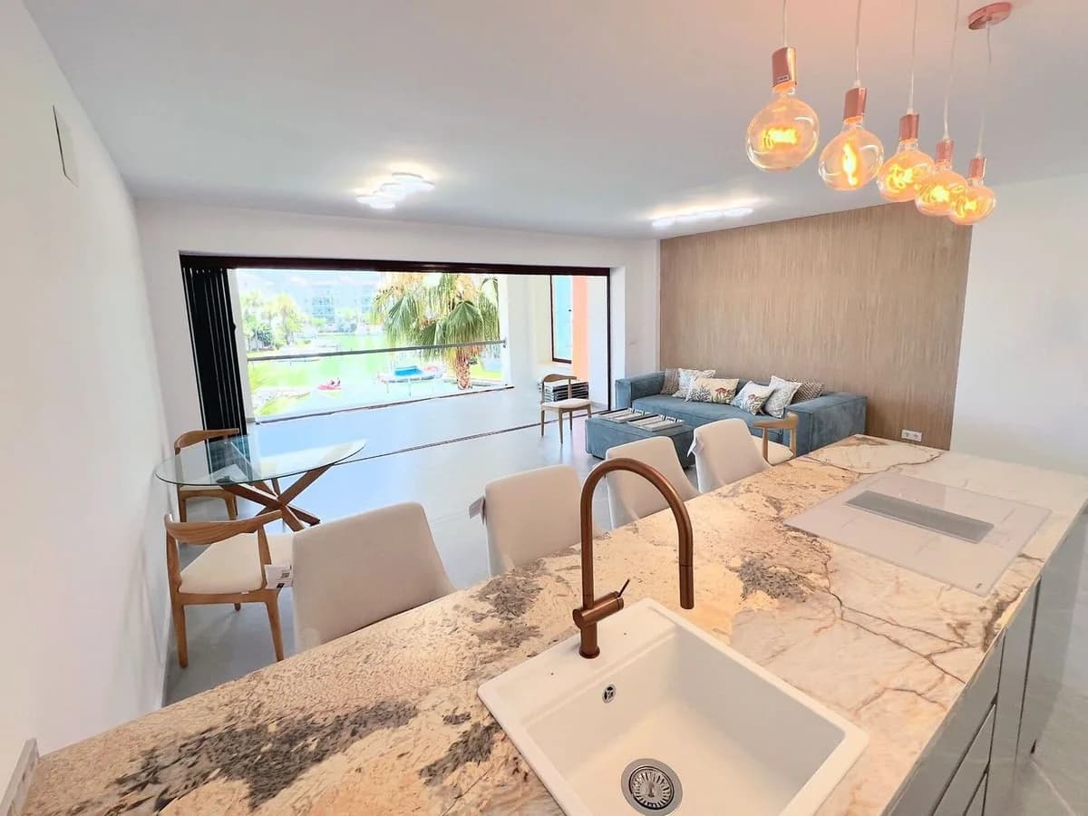 2 Bedroom Middle Floor Apartment for Sale in Sotogrande Marina, Cádiz - Image 9
