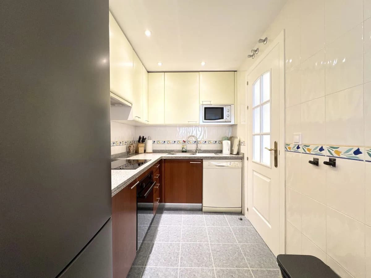 2 Bedroom Middle Floor Apartment for Sale in Torrequebrada, Málaga - Image 3
