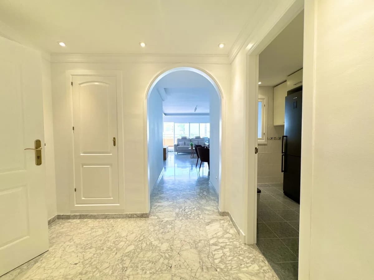 2 Bedroom Middle Floor Apartment for Sale in Torrequebrada, Málaga - Image 4