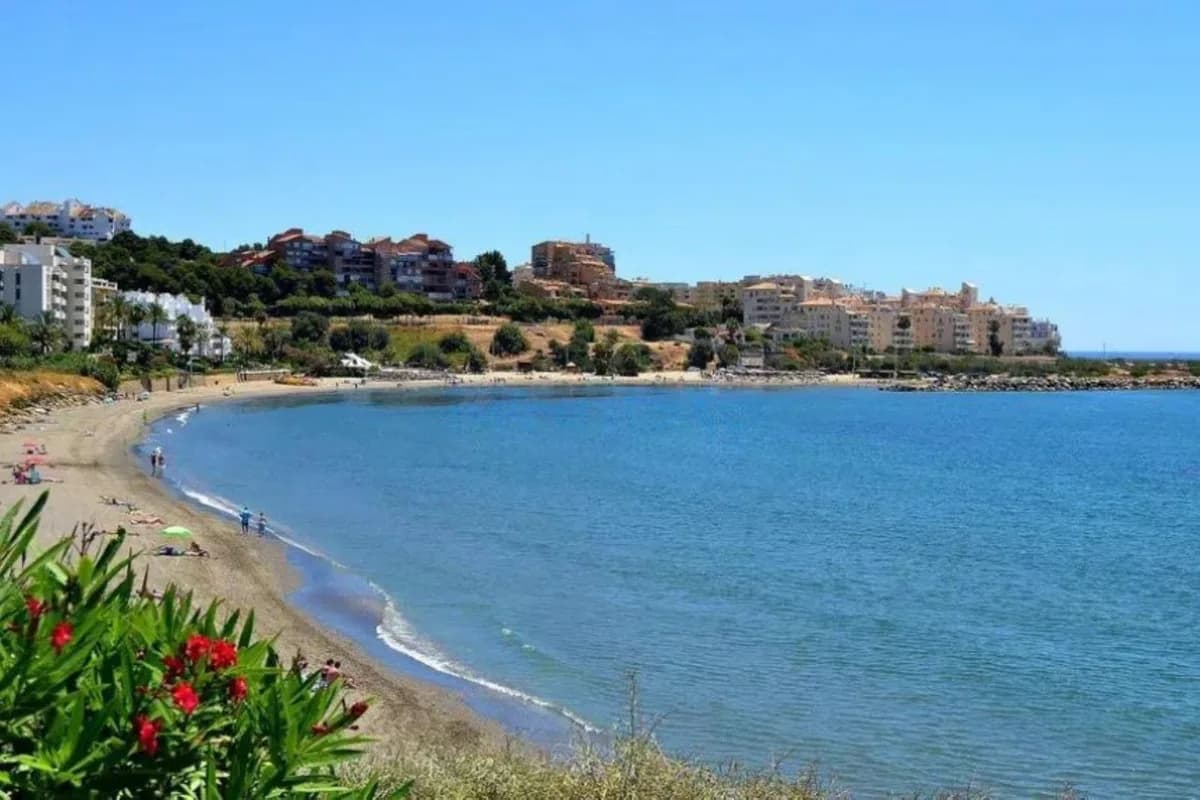 1 Bedroom Middle Floor Apartment for Sale in Estepona, Málaga - Image 3