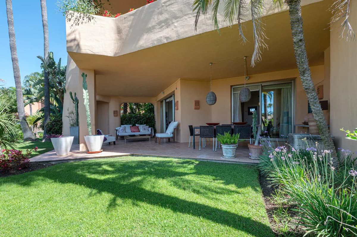 2 Bedroom Middle Floor Apartment for Sale in Sierra Blanca, Málaga - Image 2