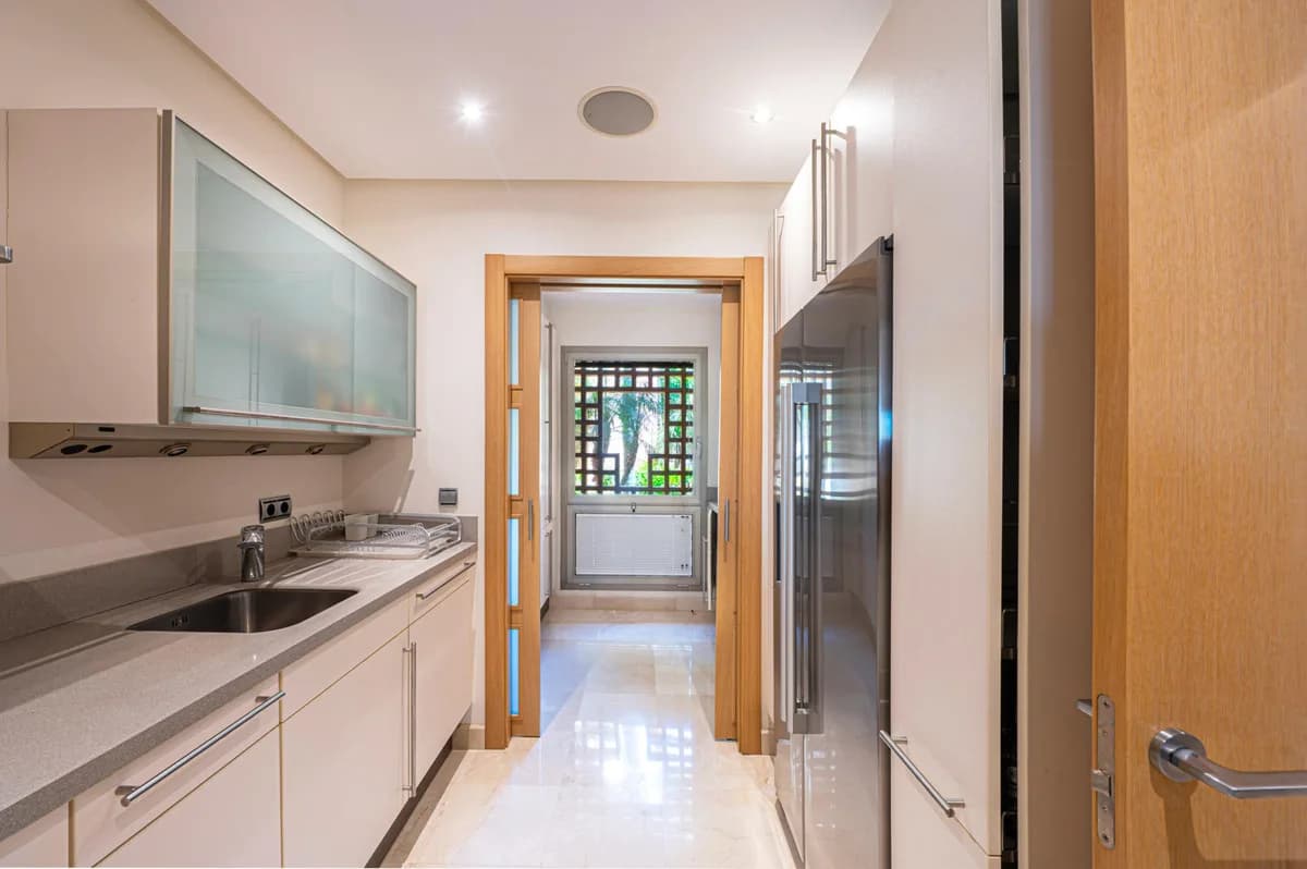 2 Bedroom Middle Floor Apartment for Sale in Sierra Blanca, Málaga - Image 9