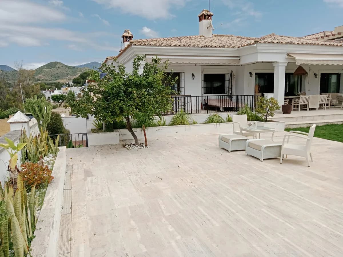 5 Bedroom Detached Villa for Sale in Marbella, Málaga - Image 3