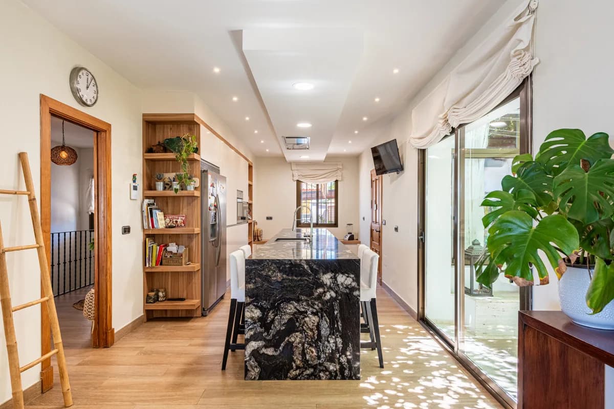 5 Bedroom Detached Villa for Sale in Marbella, Málaga - Image 9