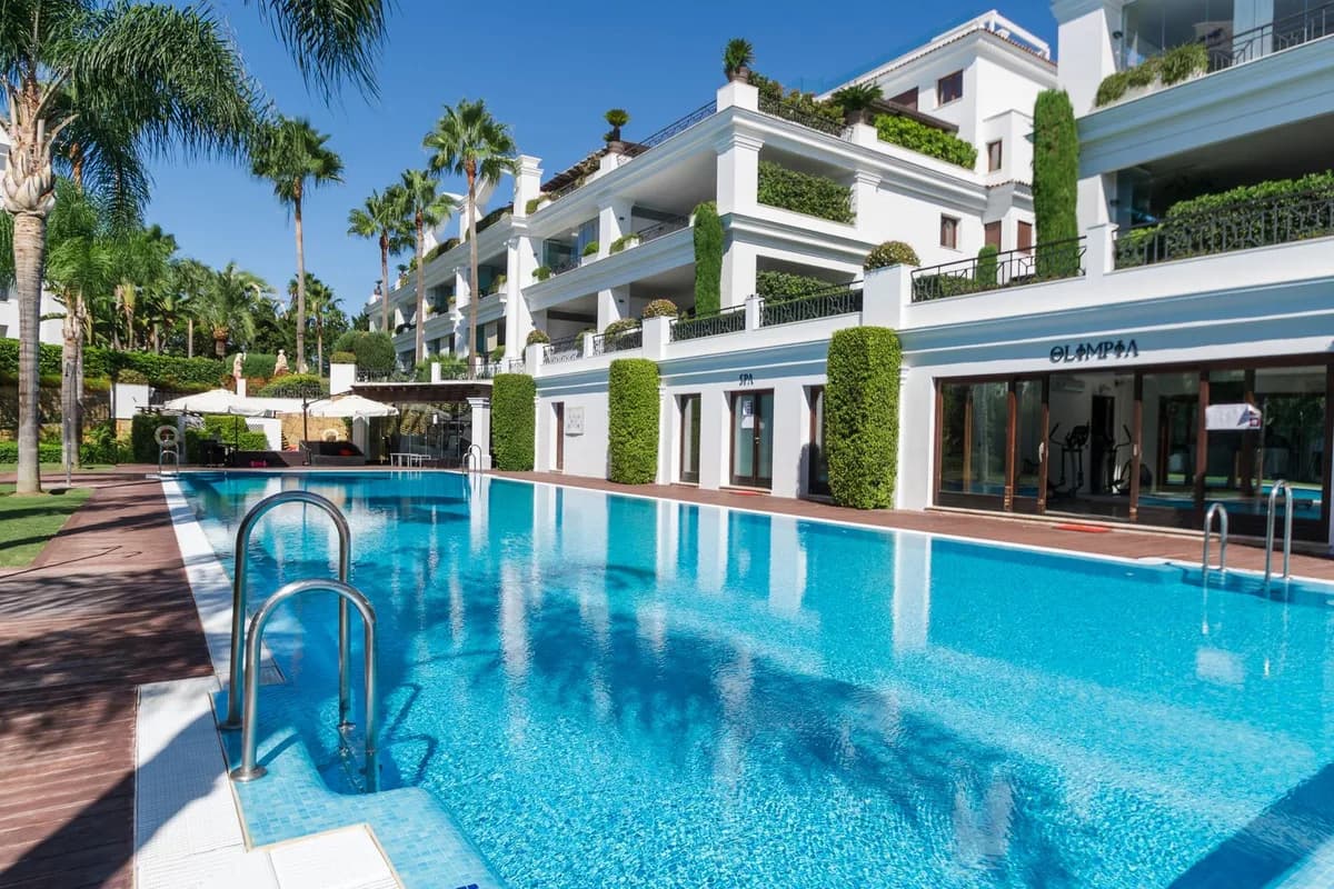 4 Bedroom Ground Floor Apartment for Sale in Estepona, Málaga