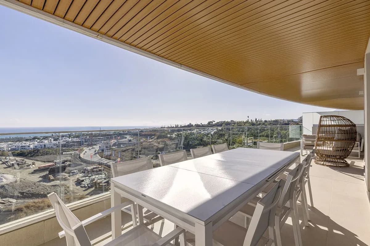 3 Bedroom Middle Floor Apartment for Sale in Estepona, Málaga - Image 2