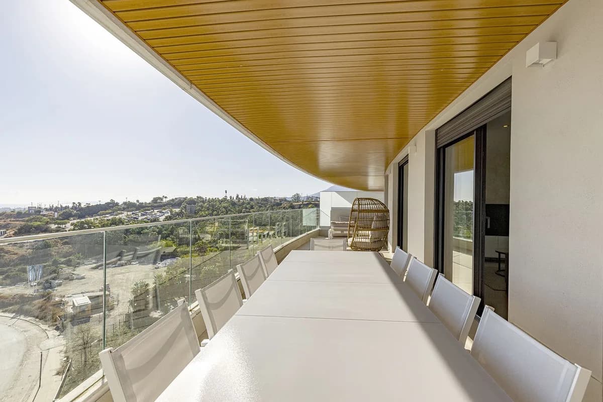 3 Bedroom Middle Floor Apartment for Sale in Estepona, Málaga - Image 3
