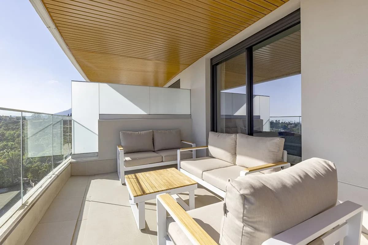 3 Bedroom Middle Floor Apartment for Sale in Estepona, Málaga - Image 4