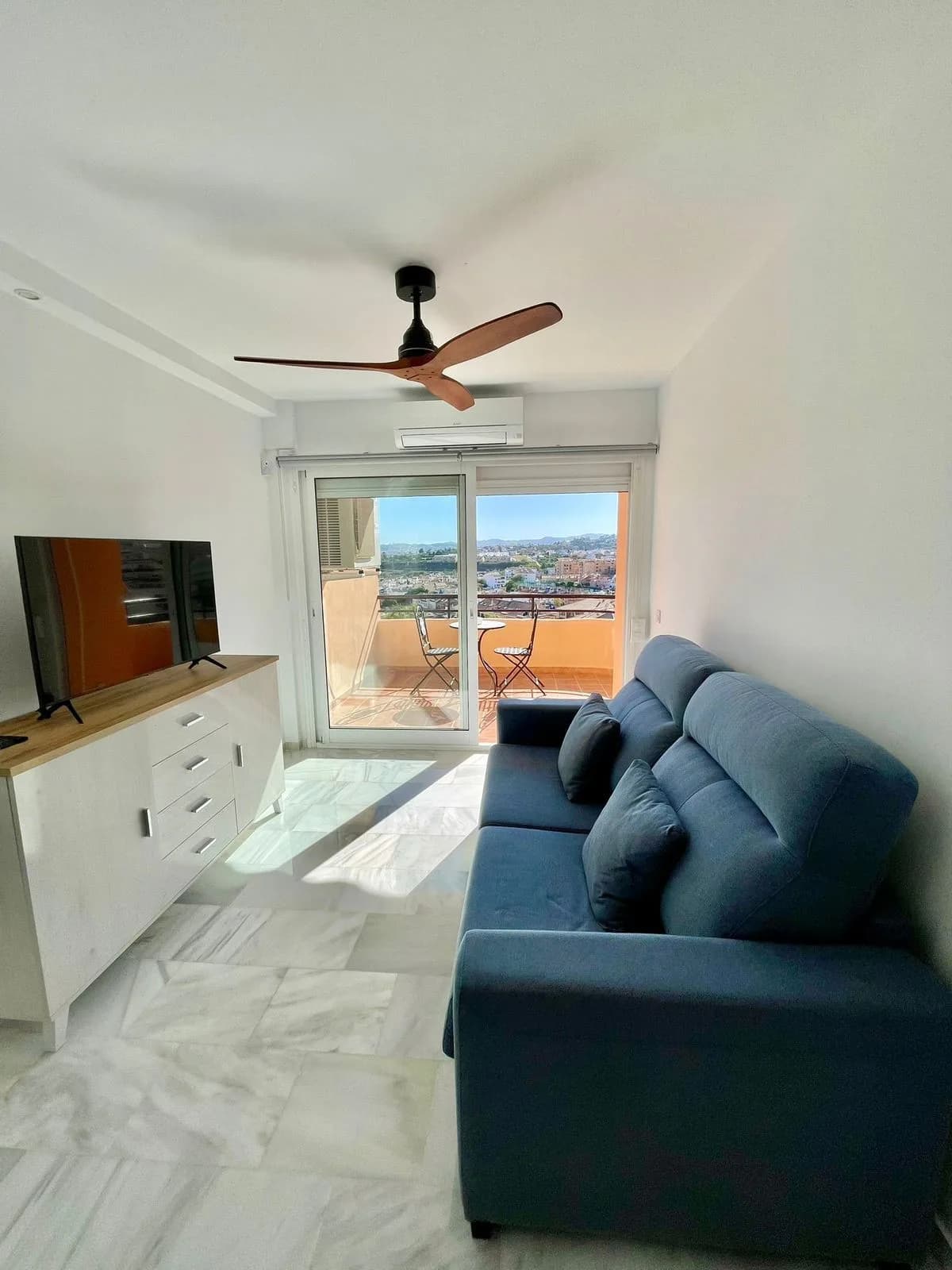 2 Bedroom Top Floor Apartment for Sale in Los Pacos, Málaga - Image 2