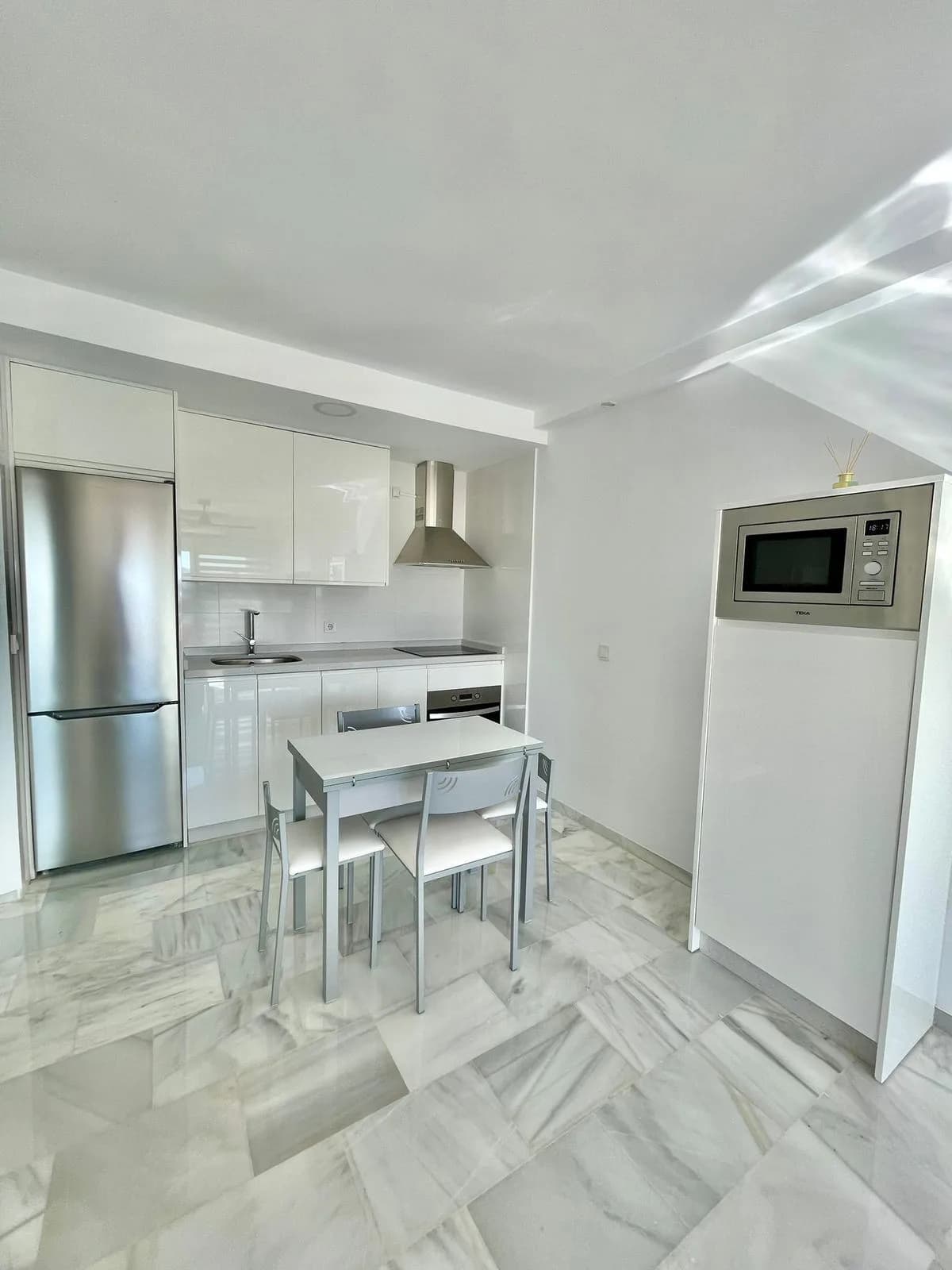 2 Bedroom Top Floor Apartment for Sale in Los Pacos, Málaga - Image 5