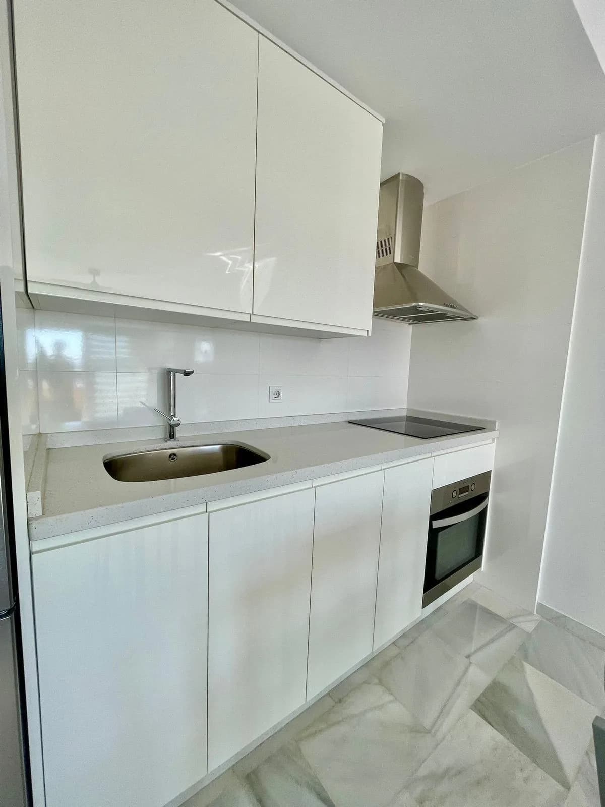 2 Bedroom Top Floor Apartment for Sale in Los Pacos, Málaga - Image 8