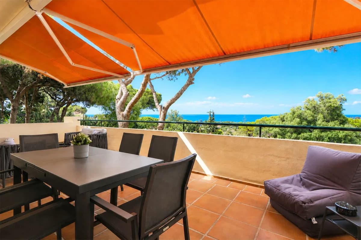 3 Bedroom Middle Floor Apartment for Sale in Cabopino, Málaga - Image 2