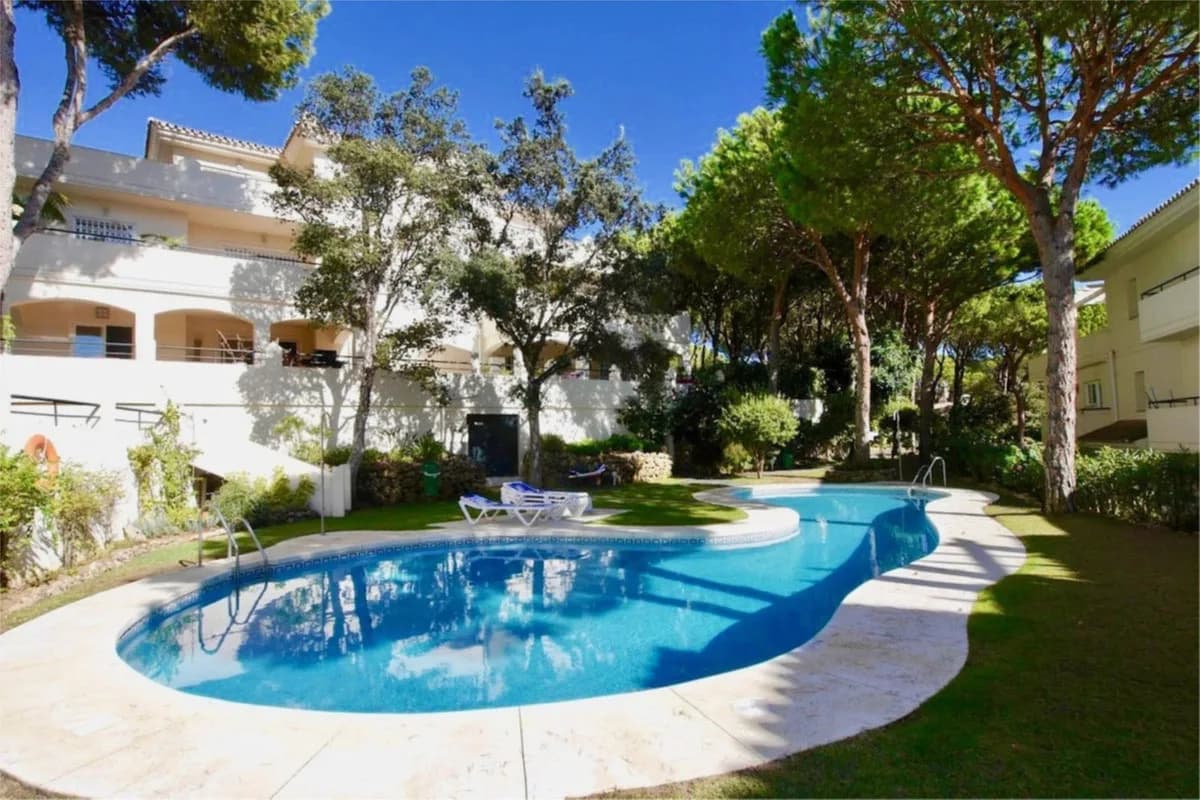 3 Bedroom Middle Floor Apartment for Sale in Cabopino, Málaga - Image 7