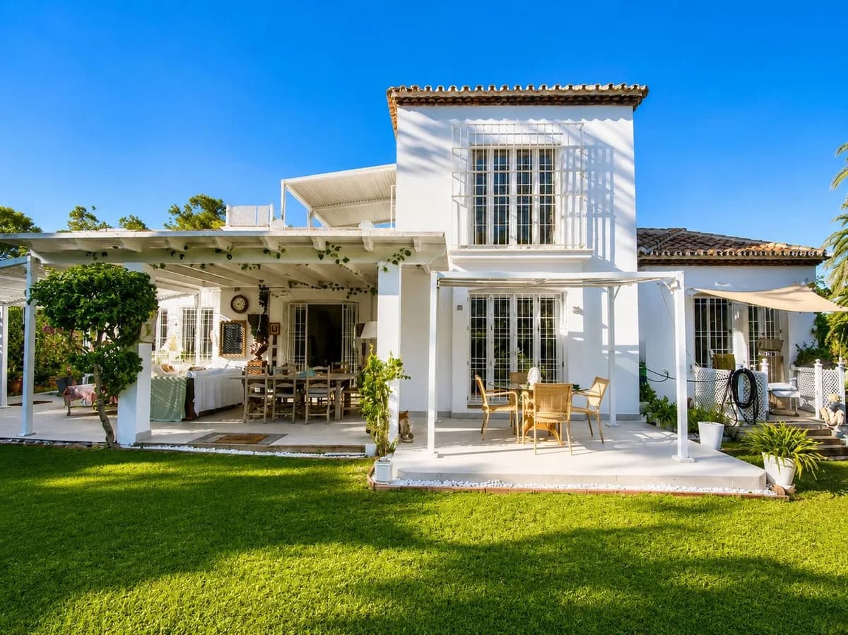 3 Bedroom Detached Villa for Sale in New Golden Mile, Málaga - Image 2