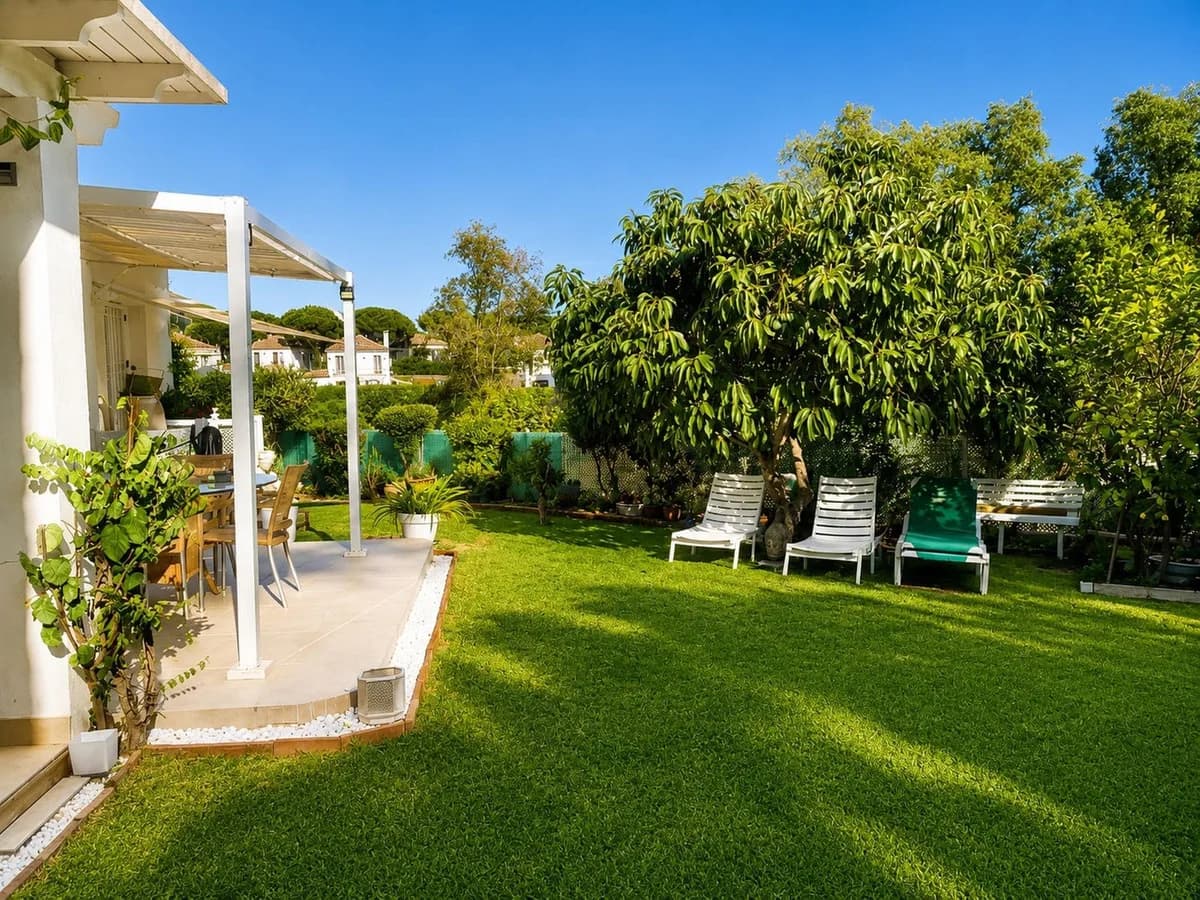 3 Bedroom Detached Villa for Sale in New Golden Mile, Málaga - Image 3