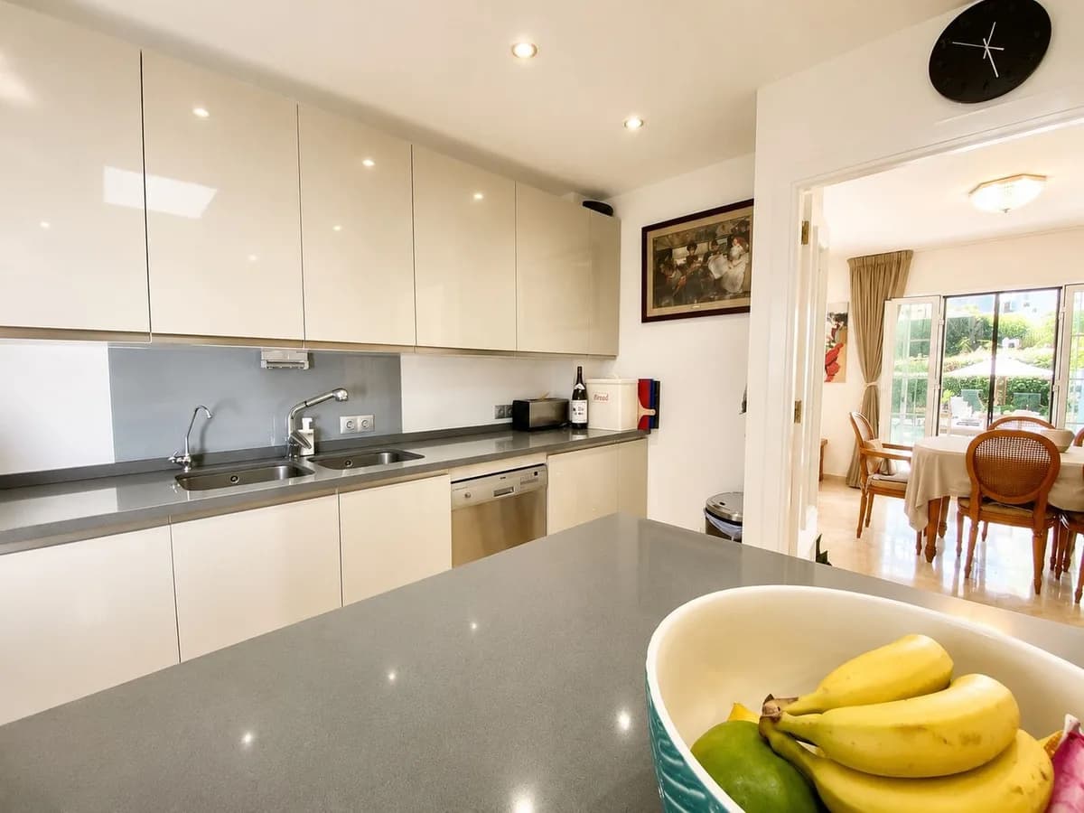 3 Bedroom Detached Villa for Sale in New Golden Mile, Málaga - Image 4