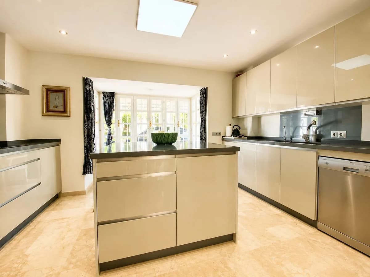 3 Bedroom Detached Villa for Sale in New Golden Mile, Málaga - Image 5