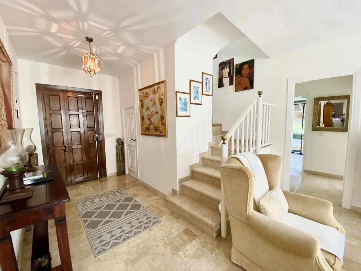 3 Bedroom Detached Villa for Sale in New Golden Mile, Málaga - Image 7