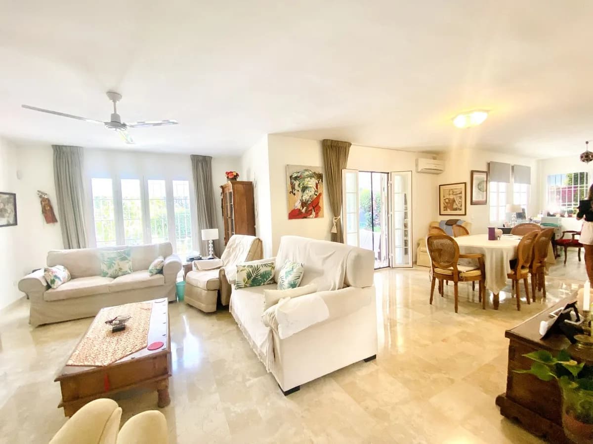 3 Bedroom Detached Villa for Sale in New Golden Mile, Málaga - Image 8