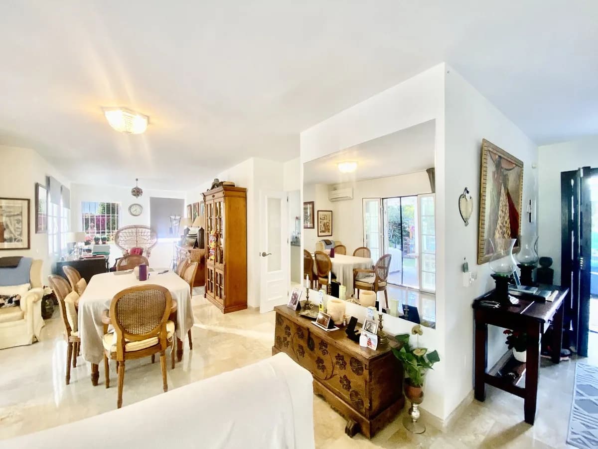 3 Bedroom Detached Villa for Sale in New Golden Mile, Málaga - Image 9