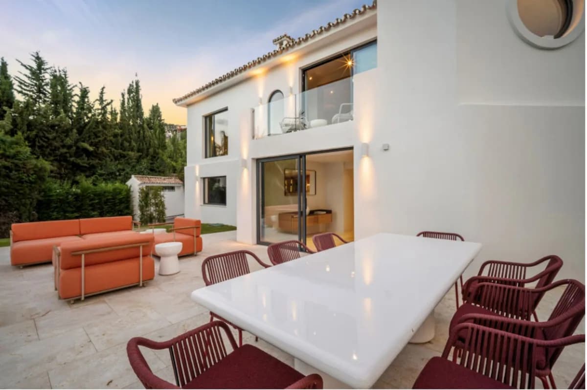 4 Bedroom Detached Villa for Sale in Nueva Andalucía, Málaga - Image 2