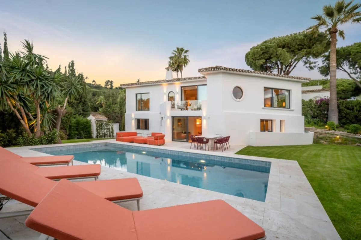 4 Bedroom Detached Villa for Sale in Nueva Andalucía, Málaga - Image 3