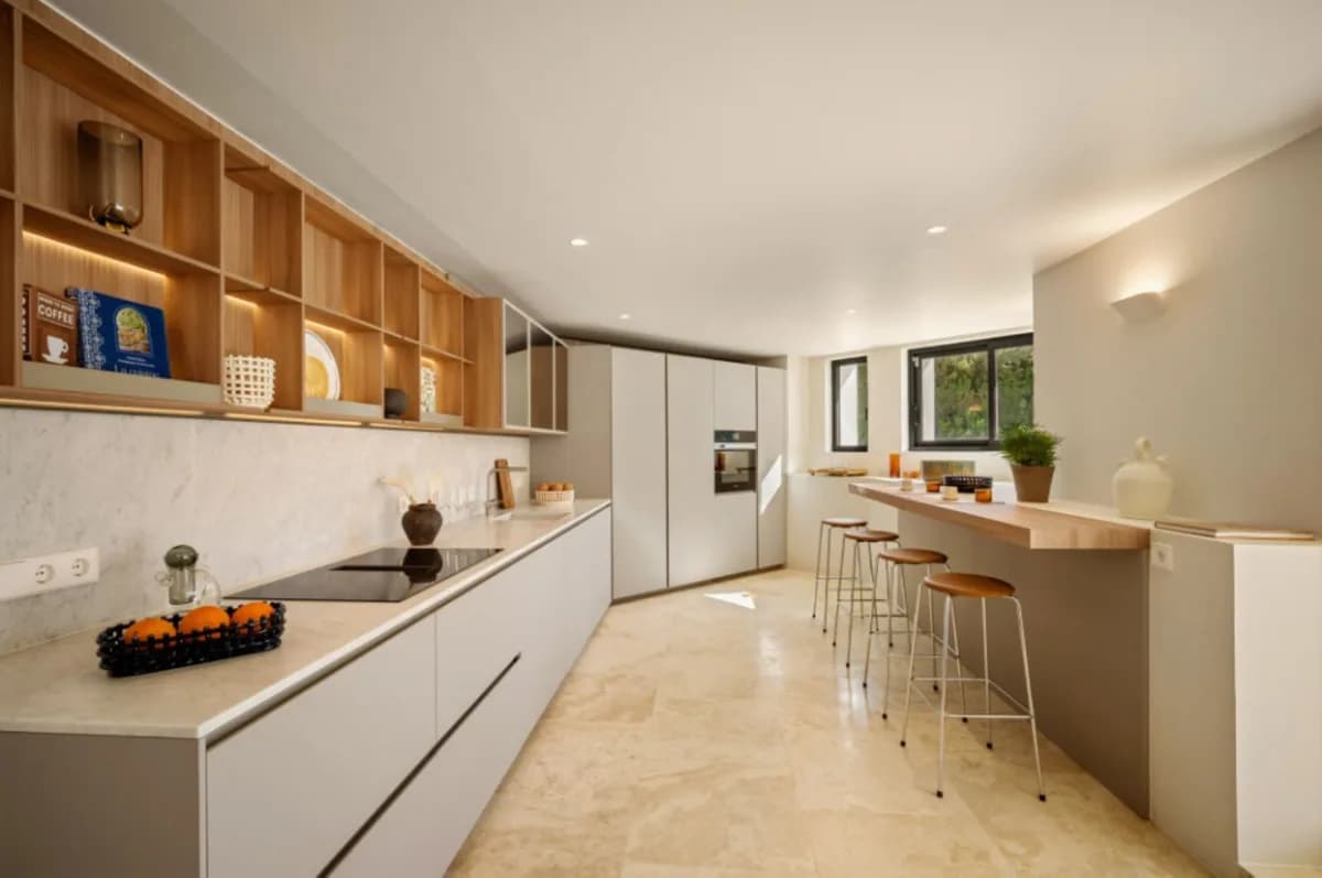 4 Bedroom Detached Villa for Sale in Nueva Andalucía, Málaga - Image 7