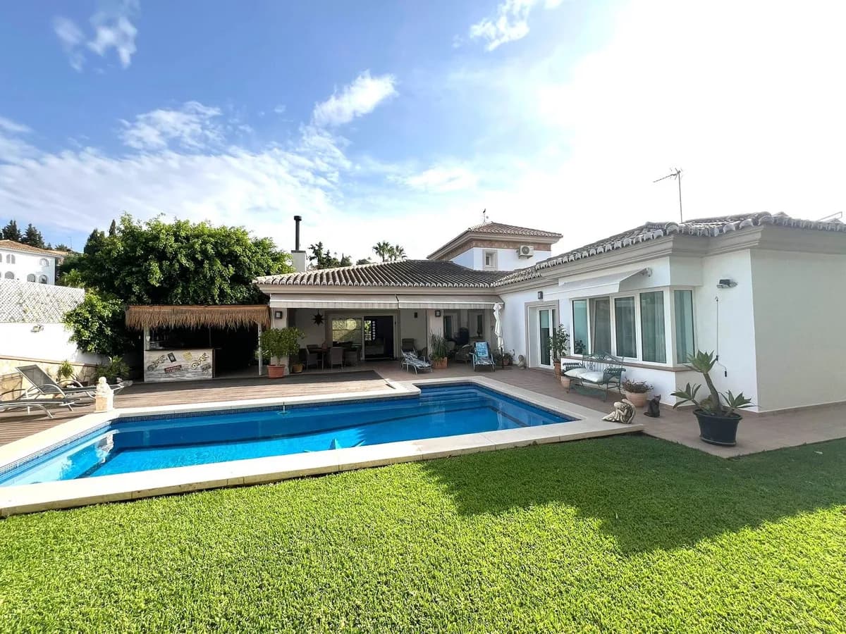 6 Bedroom Detached Villa for Sale in Sierrezuela, Málaga - Image 4