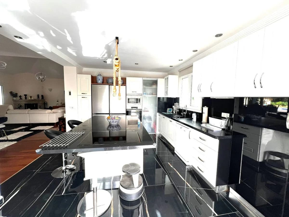 6 Bedroom Detached Villa for Sale in Sierrezuela, Málaga - Image 6