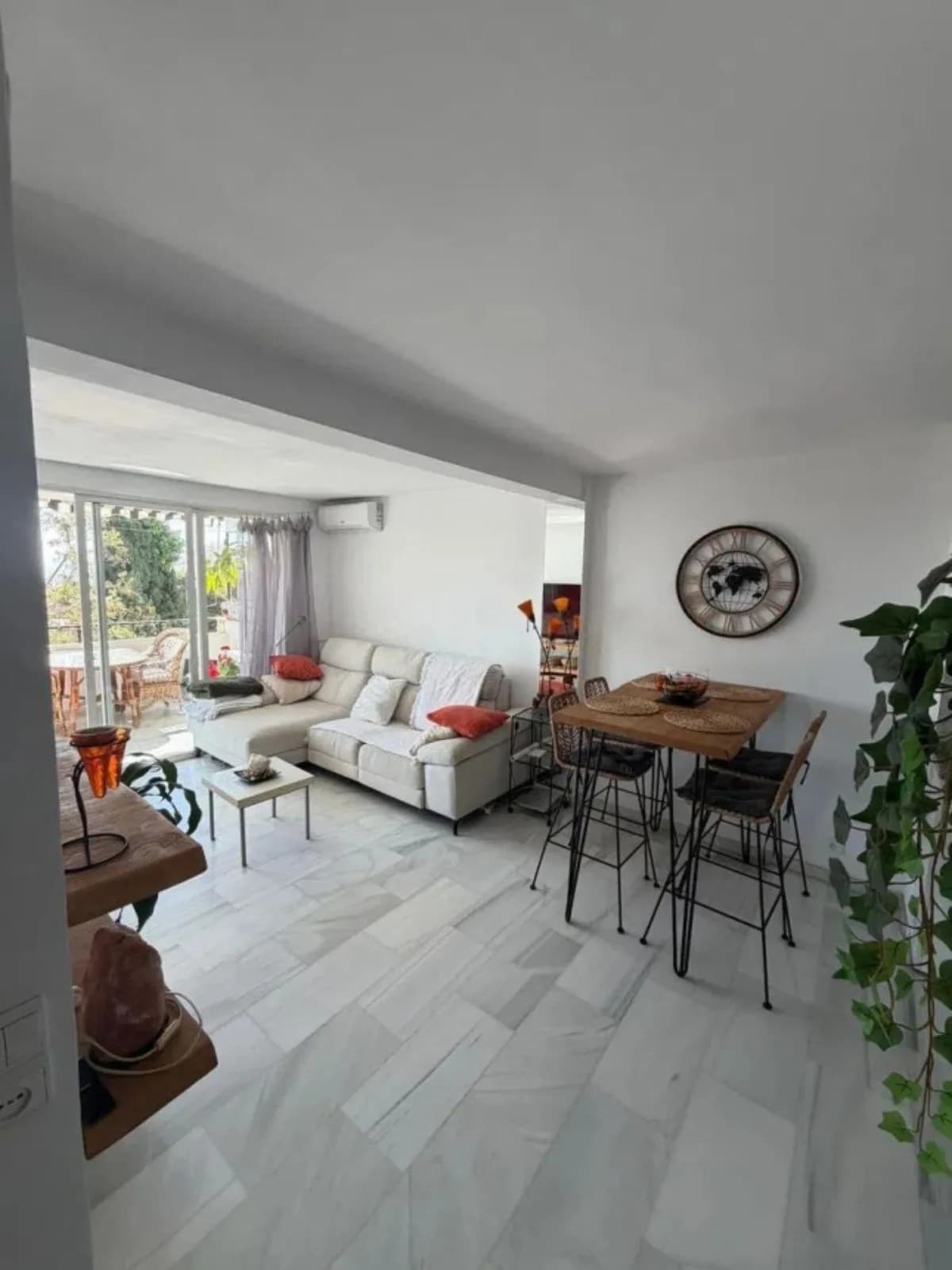 1 Bedroom Middle Floor Apartment for Sale in Marbella, Málaga - Image 2