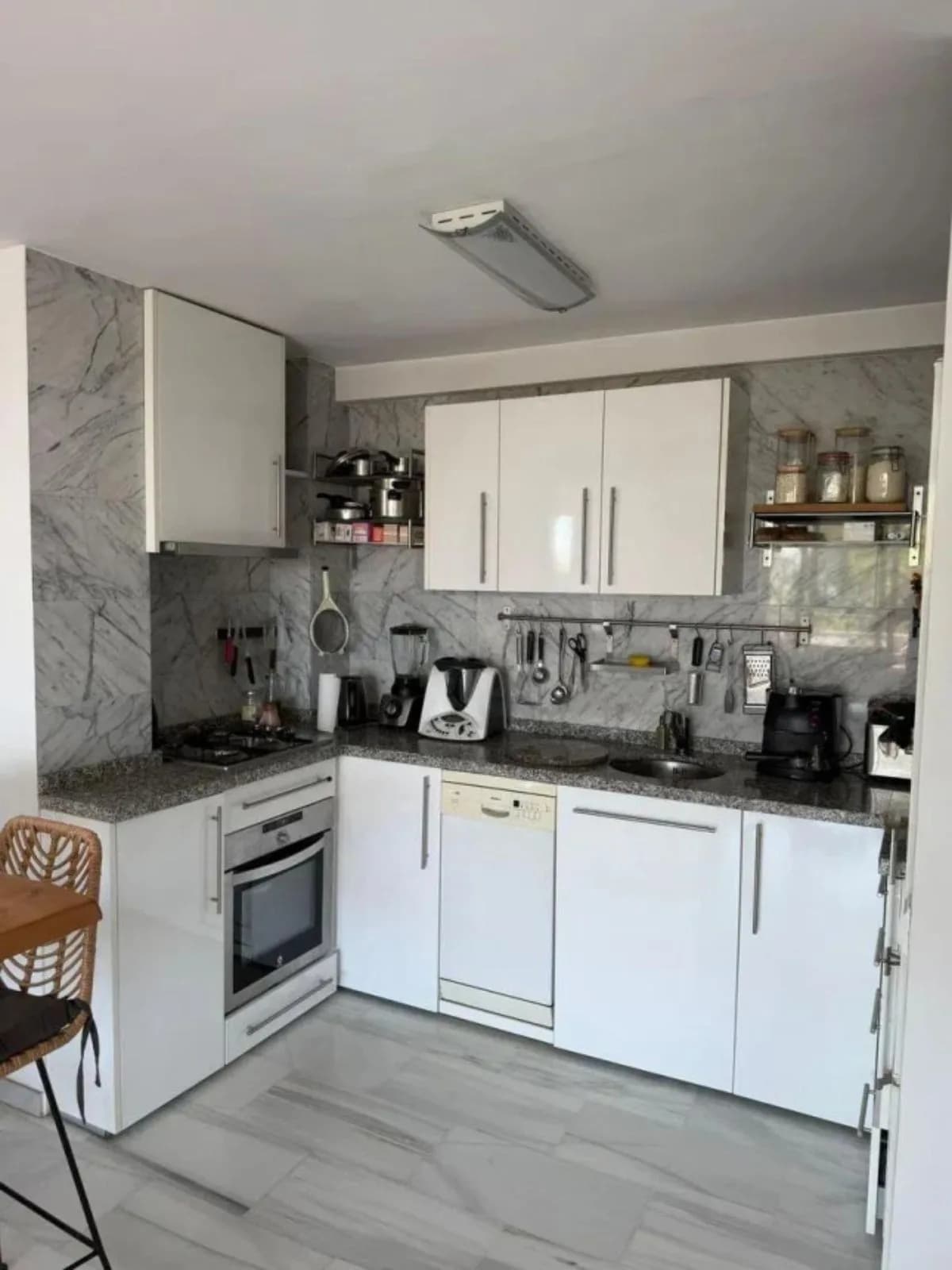 1 Bedroom Middle Floor Apartment for Sale in Marbella, Málaga - Image 4
