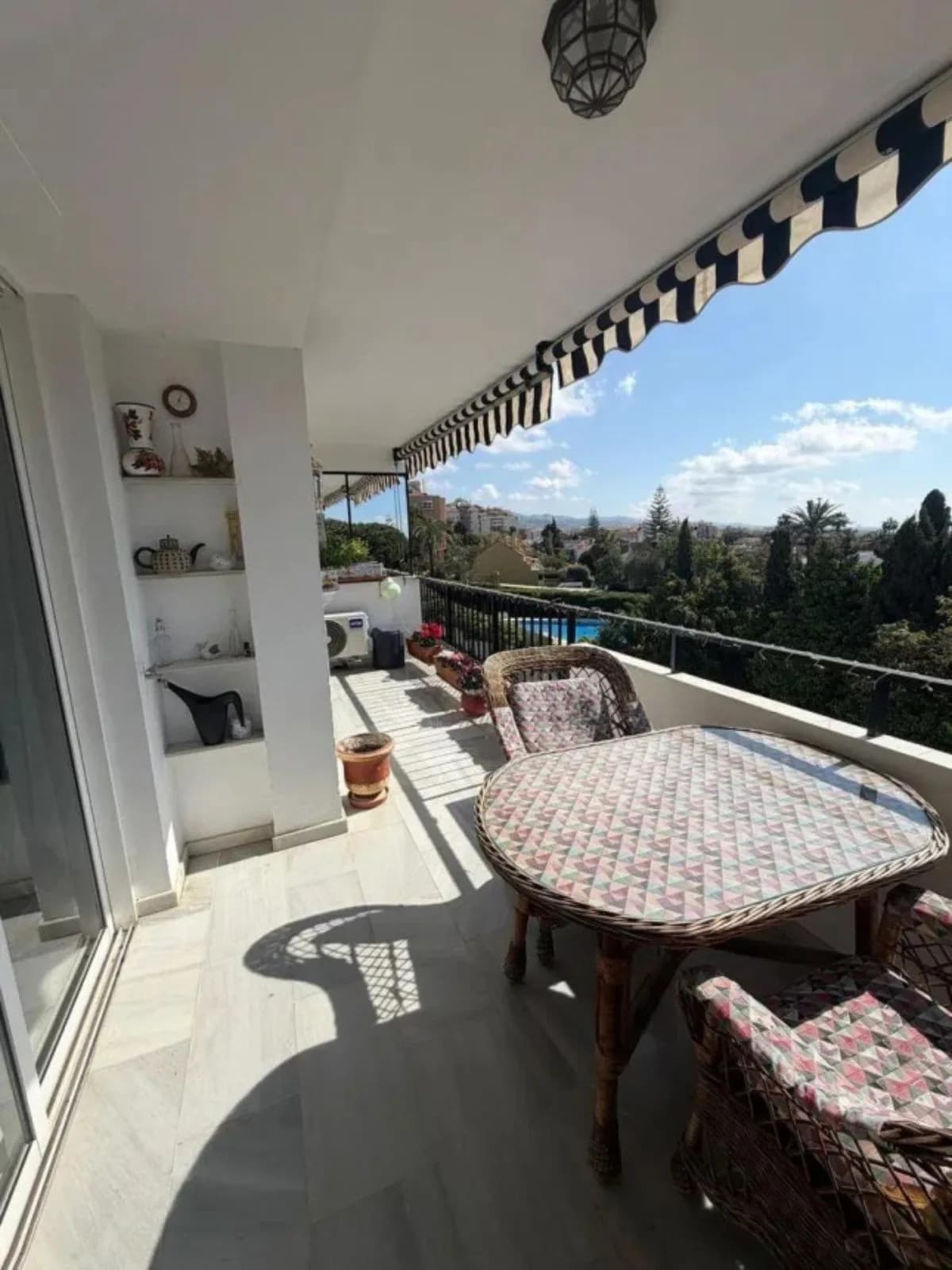 1 Bedroom Middle Floor Apartment for Sale in Marbella, Málaga - Image 8