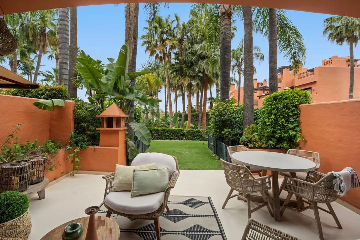 4 Bedroom Townhouse for Sale in The Golden Mile, Málaga - Image 2