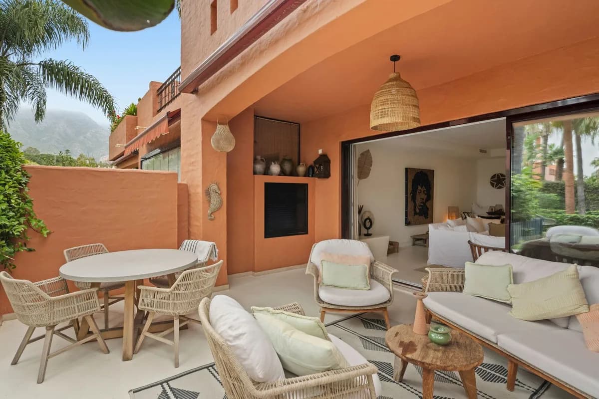 4 Bedroom Townhouse for Sale in The Golden Mile, Málaga - Image 3
