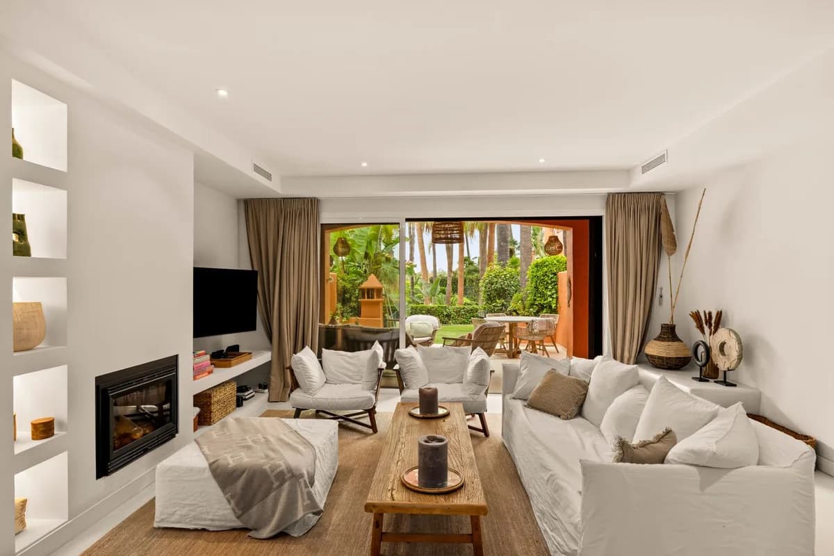 4 Bedroom Townhouse for Sale in The Golden Mile, Málaga - Image 5