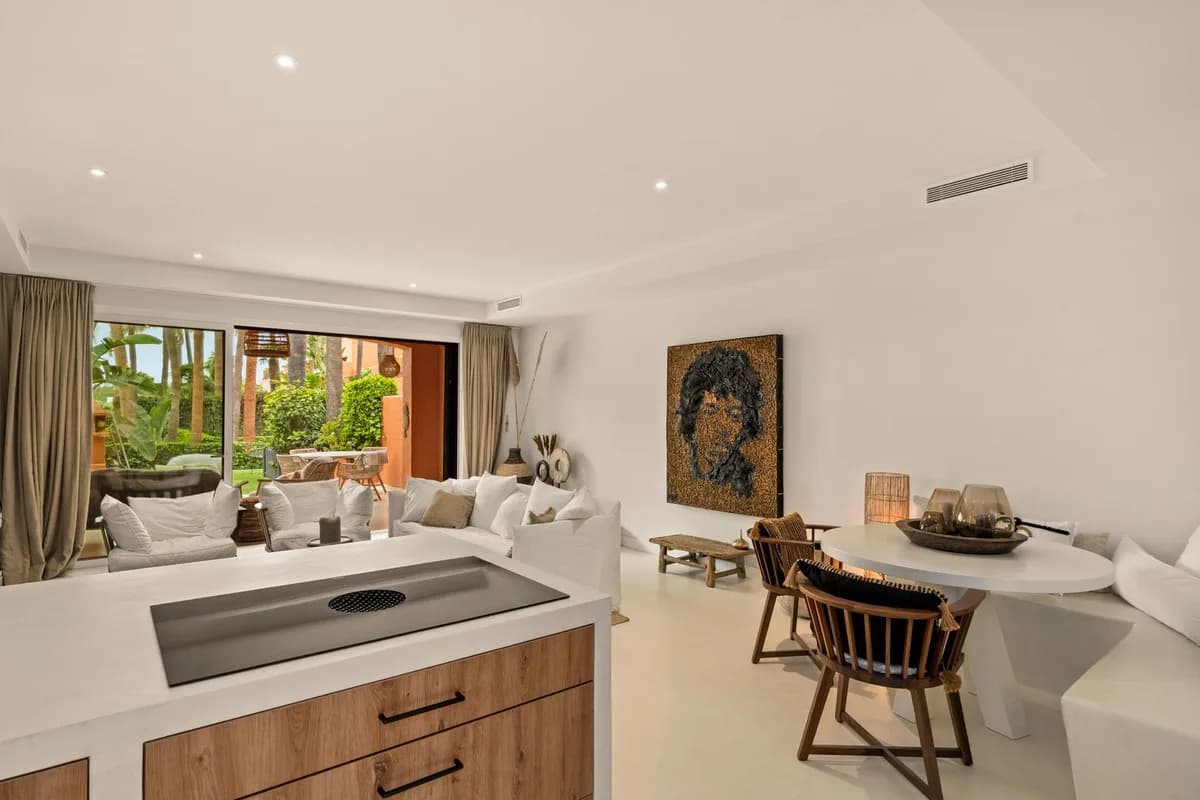 4 Bedroom Townhouse for Sale in The Golden Mile, Málaga - Image 9