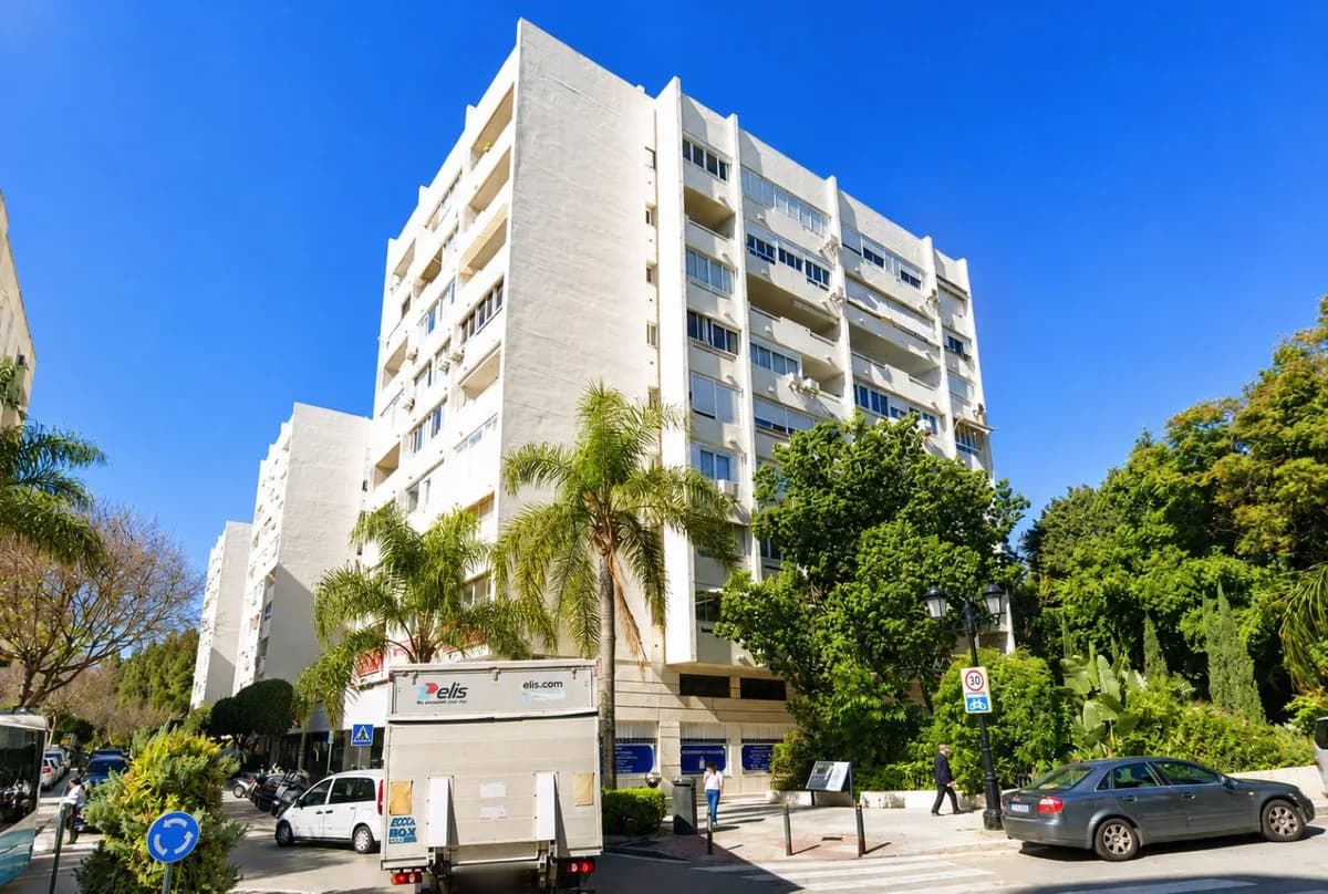 3 Bedroom Middle Floor Apartment for Sale in Marbella, Málaga
