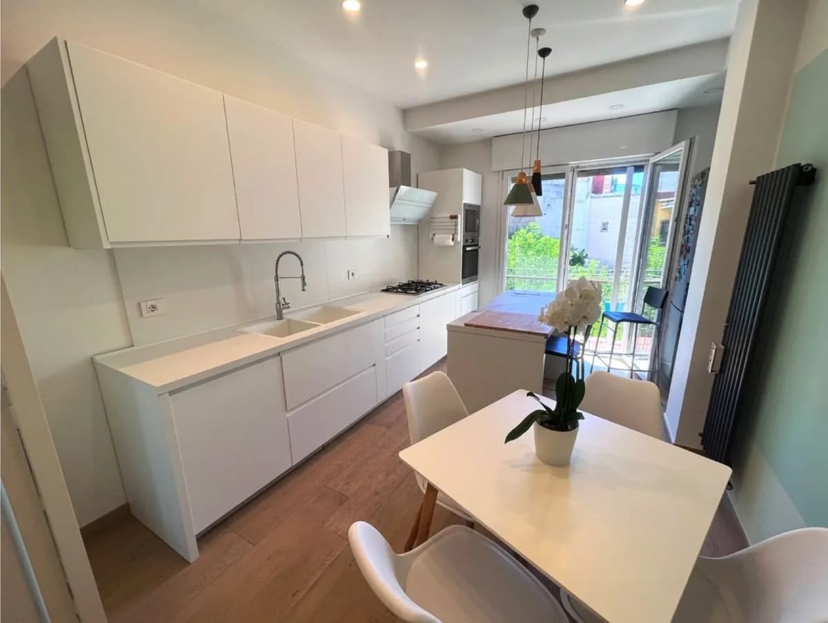 3 Bedroom Middle Floor Apartment for Sale in Marbella, Málaga - Image 6