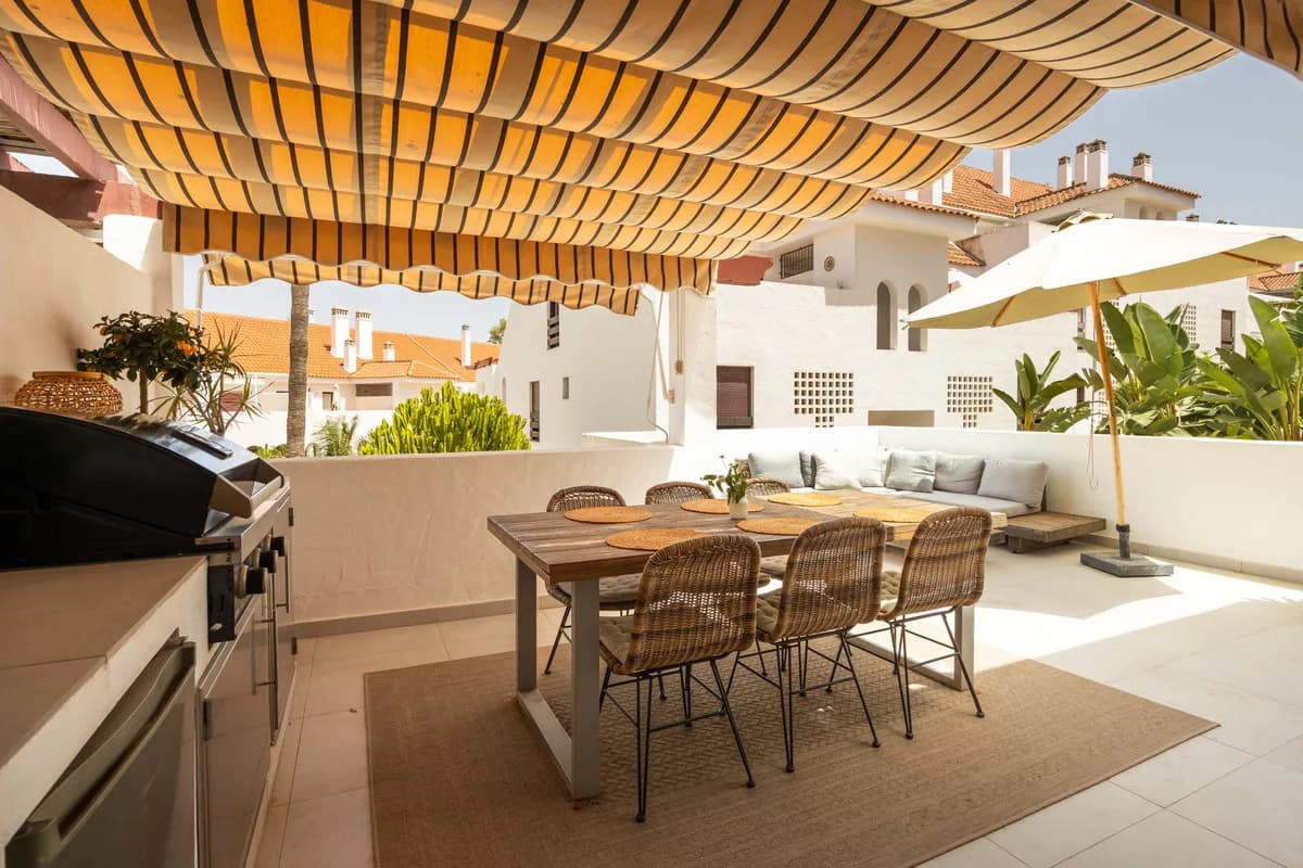 3 Bedroom Middle Floor Apartment for Sale in Nueva Andalucía, Málaga