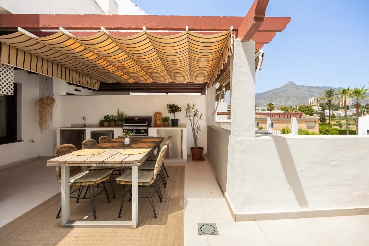 3 Bedroom Middle Floor Apartment for Sale in Nueva Andalucía, Málaga - Image 2