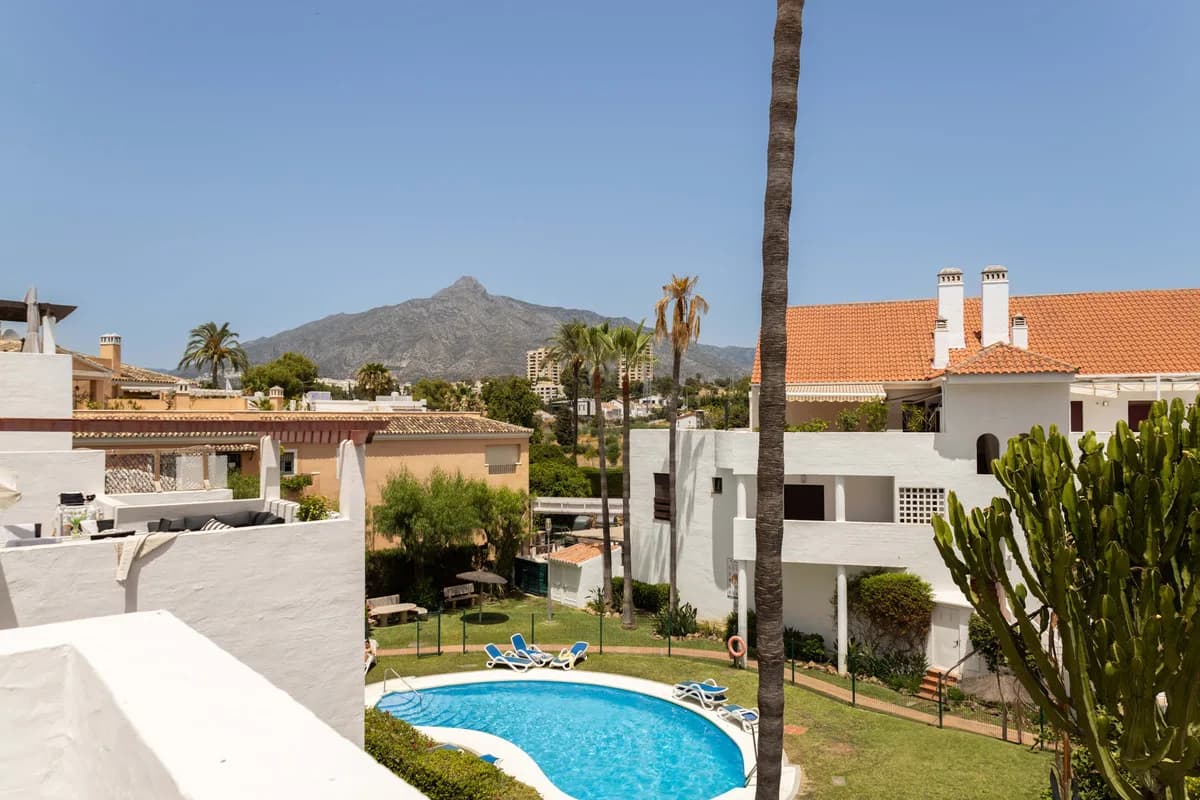 3 Bedroom Middle Floor Apartment for Sale in Nueva Andalucía, Málaga - Image 3