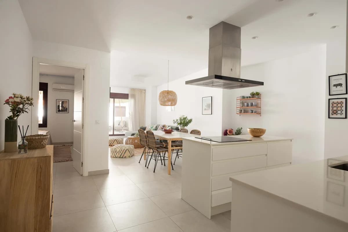 3 Bedroom Middle Floor Apartment for Sale in Nueva Andalucía, Málaga - Image 5