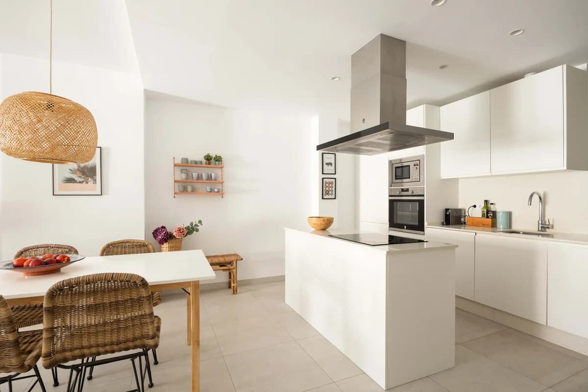 3 Bedroom Middle Floor Apartment for Sale in Nueva Andalucía, Málaga - Image 9