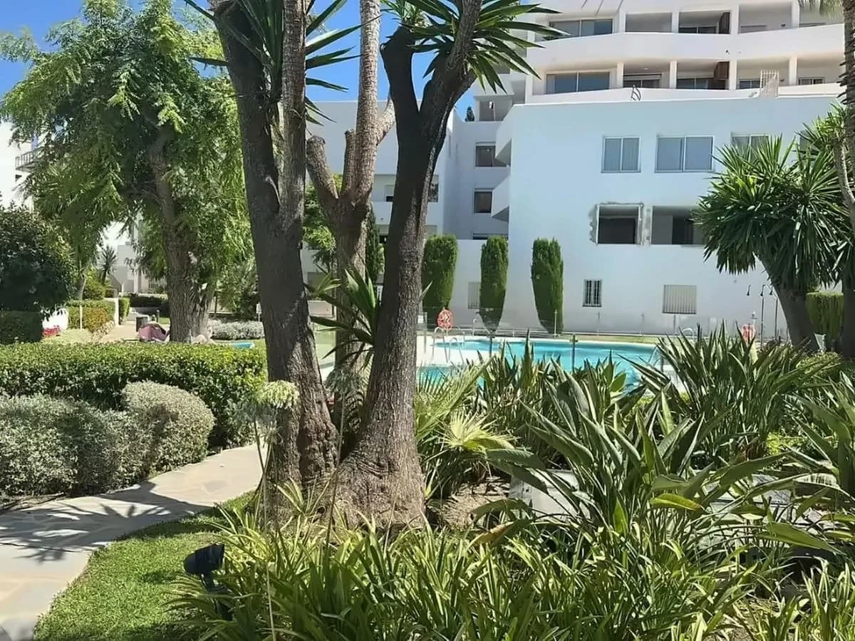 2 Bedroom Middle Floor Apartment for Sale in Nueva Andalucía, Málaga - Image 4