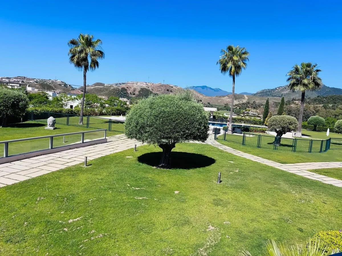 3 Bedroom Middle Floor Apartment for Sale in Benahavís, Málaga - Image 3