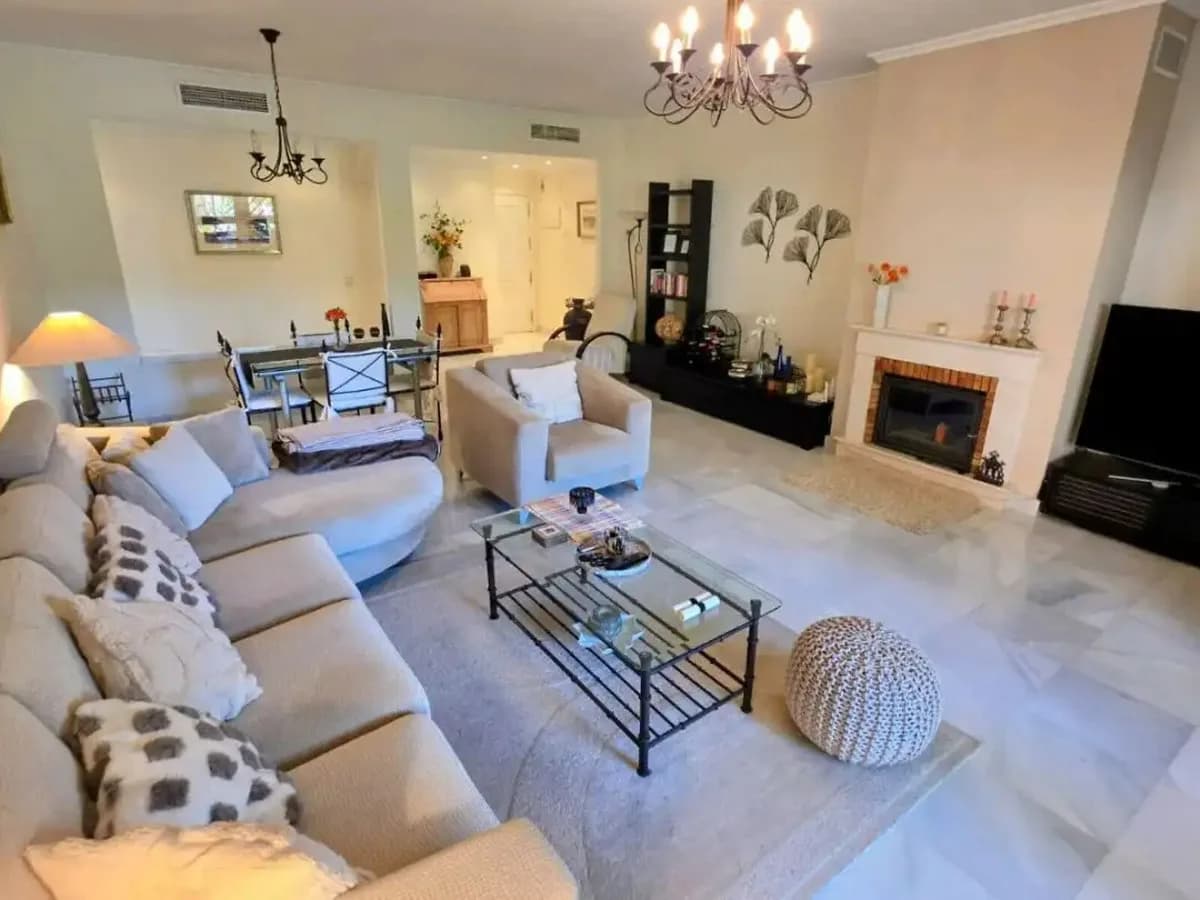3 Bedroom Middle Floor Apartment for Sale in Estepona, Málaga - Image 3