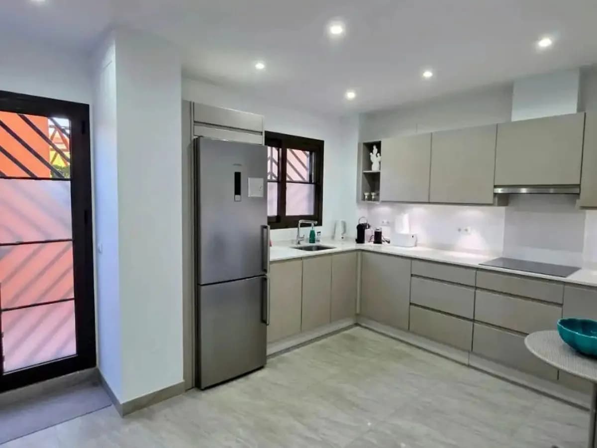 3 Bedroom Middle Floor Apartment for Sale in Estepona, Málaga - Image 5